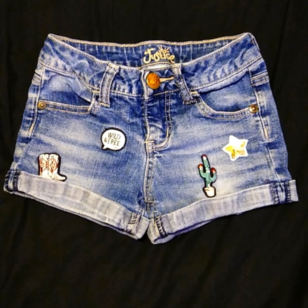 Like new size 7 Justice denim shorts with patches on the front
